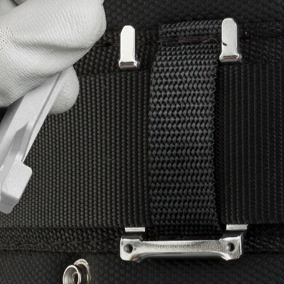 ベルトループが跨げる